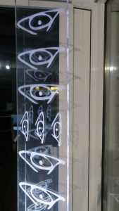 Eyes I, Acrylglas sandgestrahlt, 200 x 30 x 1,5 cm, 2006, beleuchtet